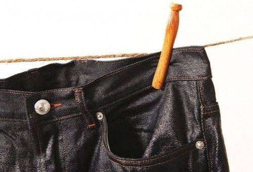 schwarz gefärbte Jeans