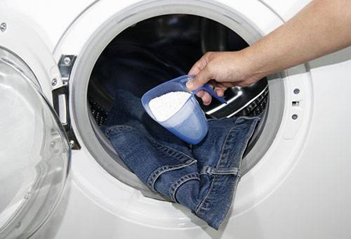 Jeans in der Waschmaschine waschen