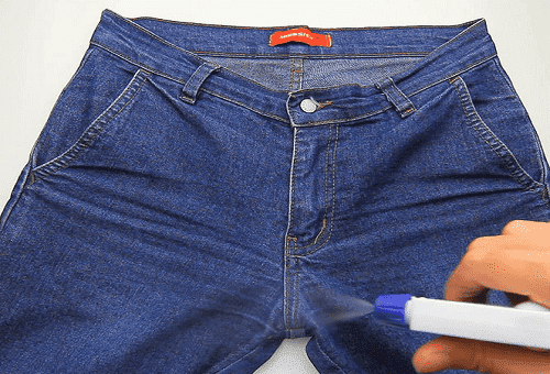 Besprühen der Jeans mit einem Zerstäuber