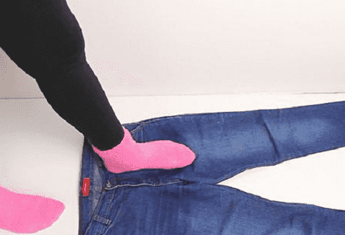 Eine Frau steht auf der Jeans