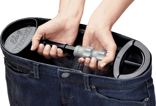 Dehnen der Hose im Hüftbereich