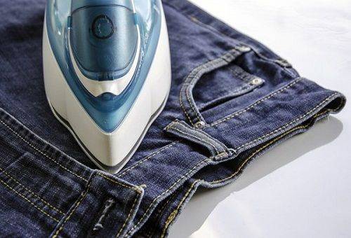 Bügeleisen auf der Jeans