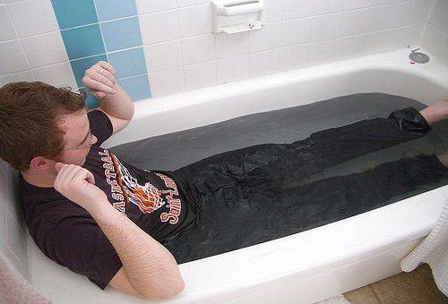 Mann im Badezimmer in Jeans
