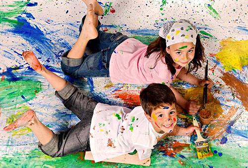 Kinder haben sich mit Farbe beschmutzt