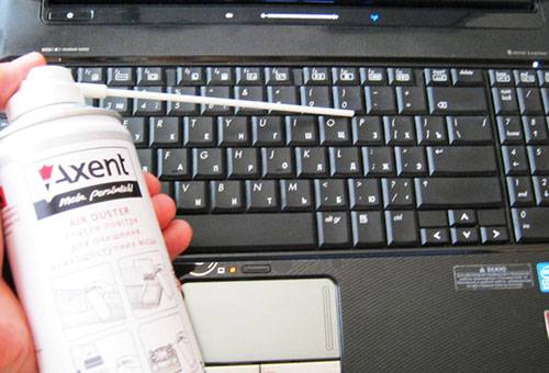 Dose Druckluft zur Reinigung des Laptops