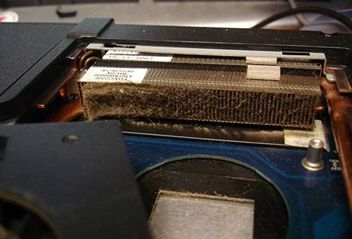 Staubiger Kühlergitter im Laptop
