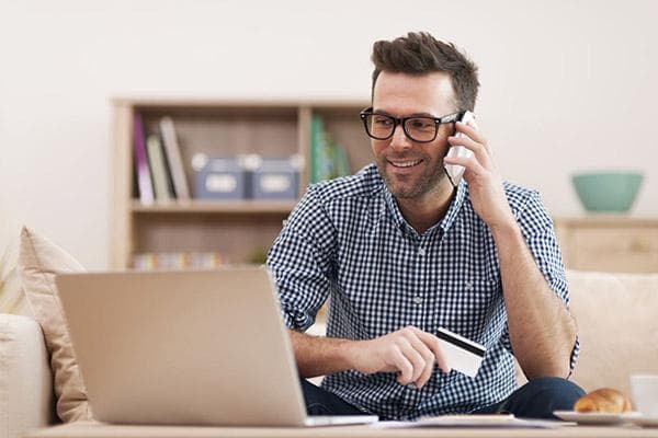 Telefonat mit einem Manager eines Online-Shops