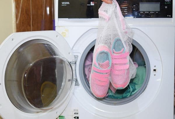 Waschen von Schuhen im Netzbeutel