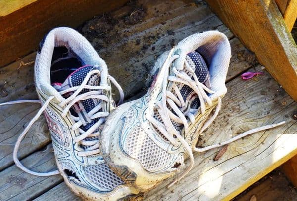 Schmutzige Sportschuhe