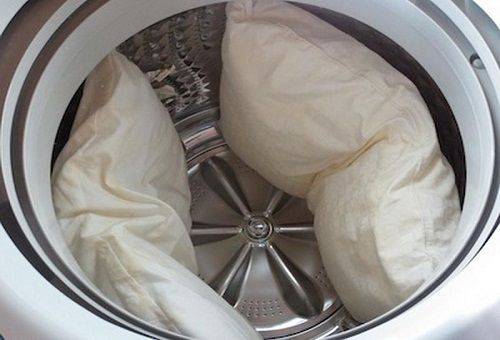 Kissen in der Waschmaschine