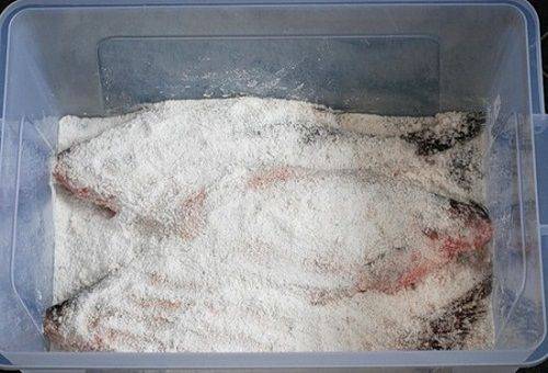 Trockenes Salzen von Fisch