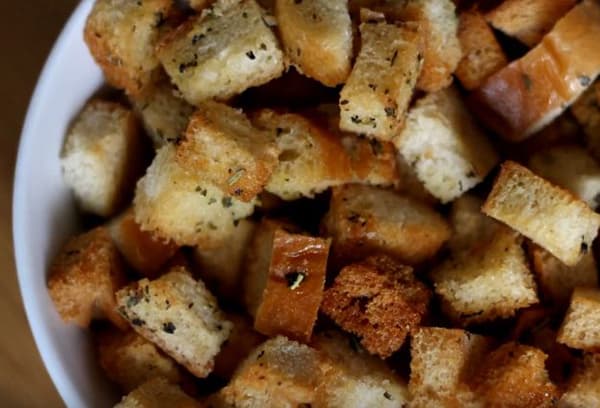 Croutons aus Weißbrot mit Kräutern