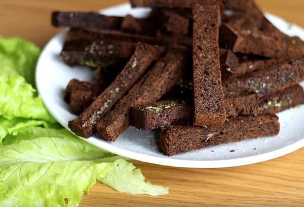 Croutons aus Schwarzbrot
