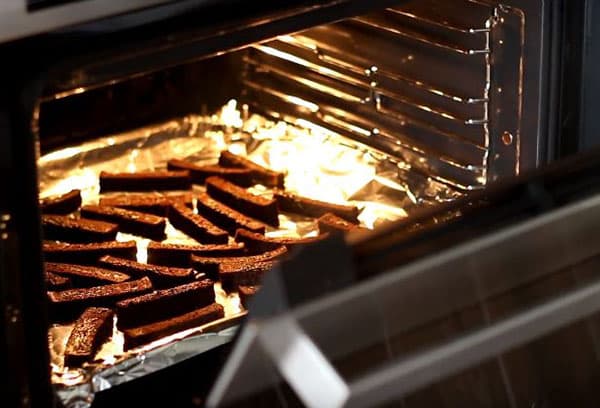 Croutons aus Schwarzbrot im Ofen