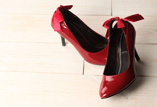 Schuhe aus Lackleder