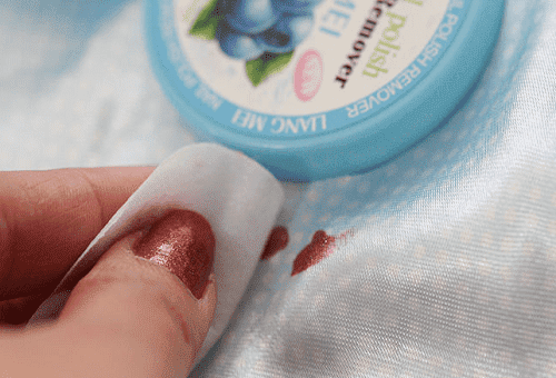 Nagellackfleck auf Stoff