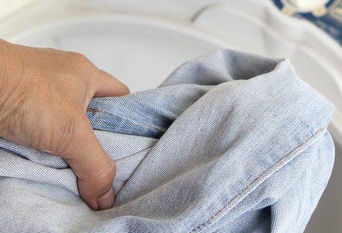 Waschen von Jeans in der Waschmaschine