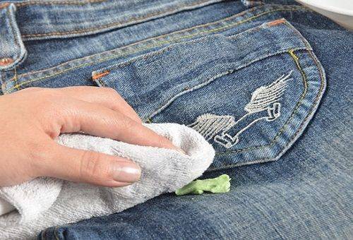 Kaugummi auf Jeans