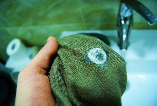 festgeklebter Kaugummi auf einem Pullover
