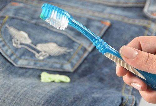 Kaugummi auf Jeans und Zahnbürste