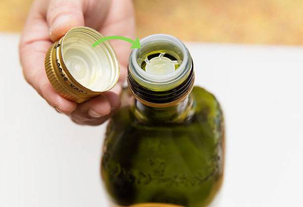 Geöffnete Flasche mit Olivenöl