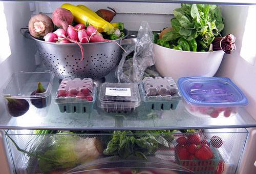 Kühlschrank mit Lebensmitteln