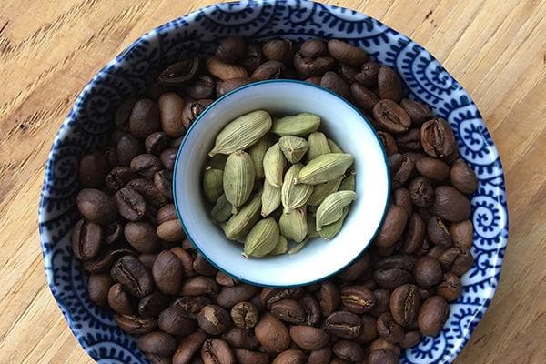 Kaffeebohnen und Kardamom