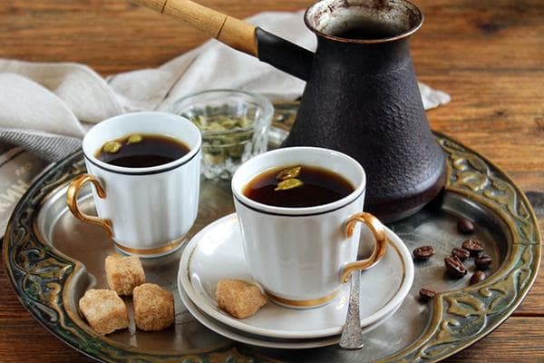 Kaffee mit ganzen Kardamomkapseln