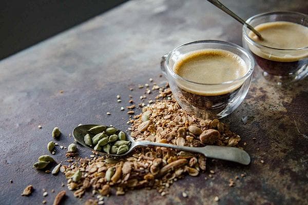 Kaffee mit Kardamom und Nüssen