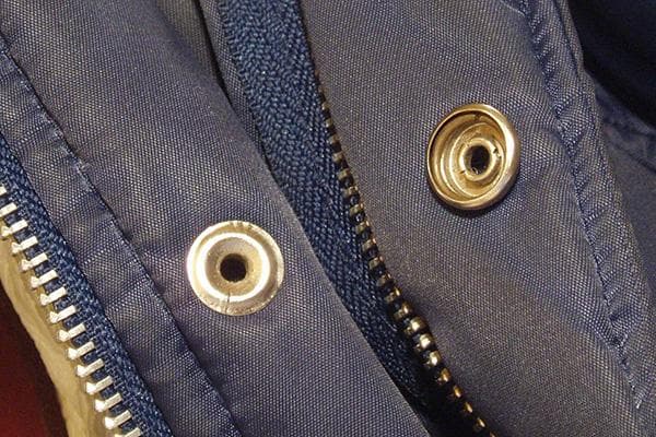 Ringdruckknopf an einer Jacke