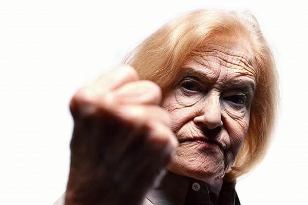 Ältere Dame droht