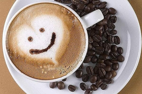 Smiley auf dem Milchschaum des Cappuccinos