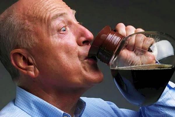 Mann trinkt Kaffee aus einer Kaffeekanne
