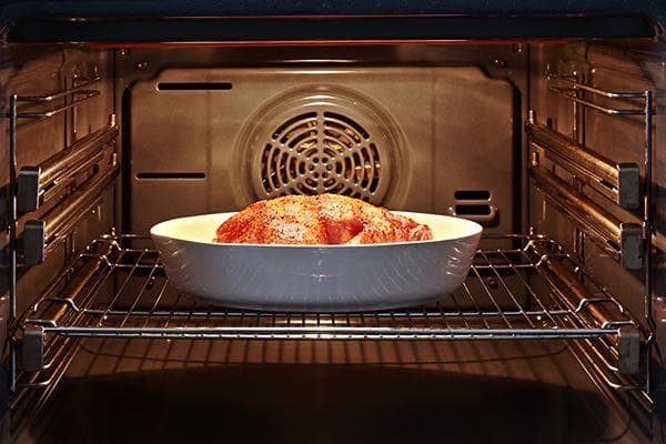 Hähnchen wird im Backofen mit Konvektion gebacken