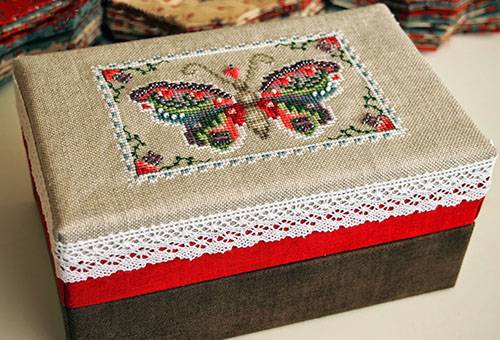 Box mit Stickerei