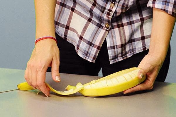 Eine Frau schält eine Banane