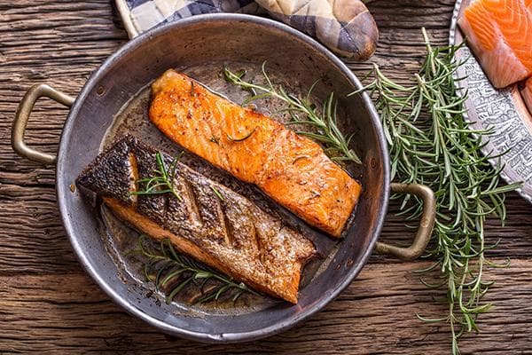 Lachs mit Rosmarin aus der Pfanne