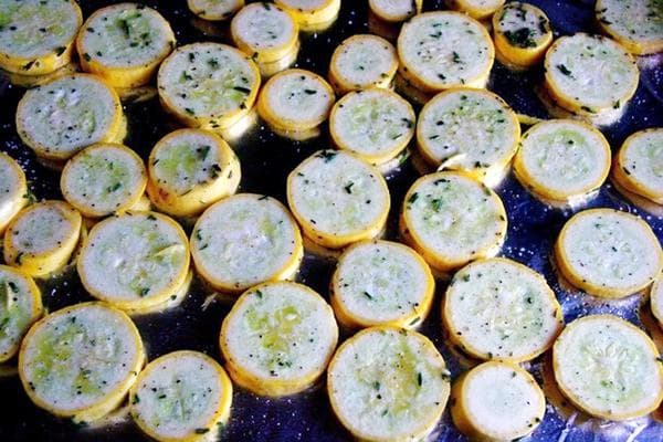 Zucchini mit aromatischen Kräutern überbacken