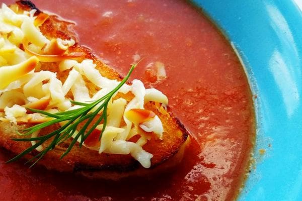 Tomatensuppe mit Gewürzen und Crouton