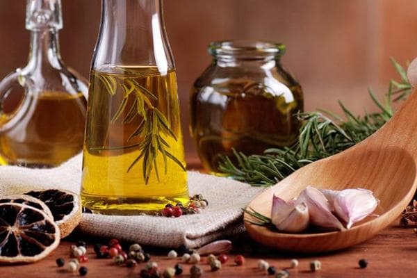 Aromatisiertes Pflanzenöl mit einem Rosmarinzweig