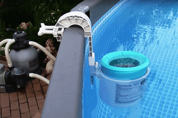 Reinigung des Schwimmbads mit Kupfersulfat