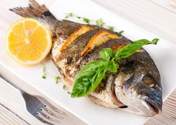 Peixe marinho assado