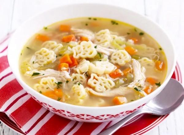 Sopa de frango com macarrão