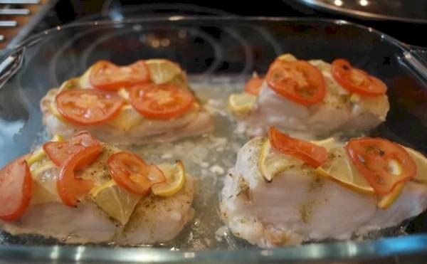 Filé de bacalhau assado com limão e tomates