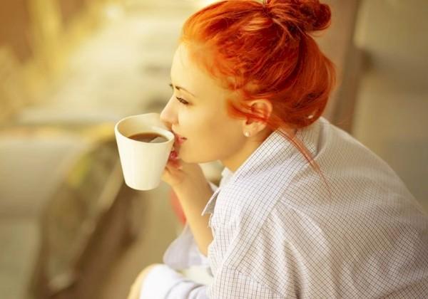 Moça com café