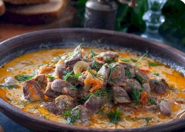 Corações de frango ao creme de leite com legumes.