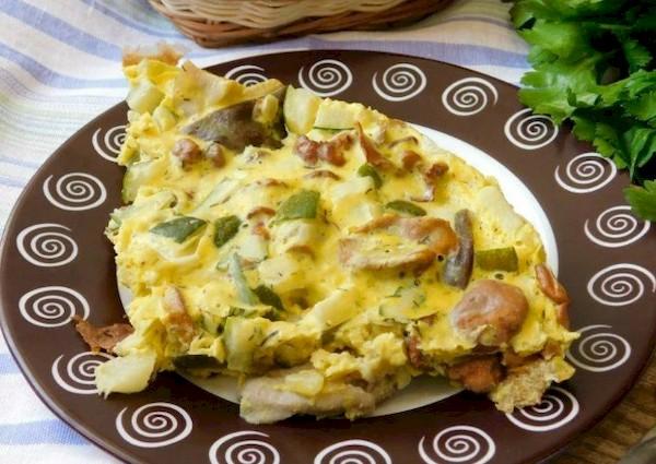 Omelete de claras com cogumelos e cebola.