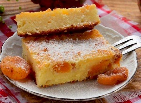 Torta de queijo cottage com damascos secos.