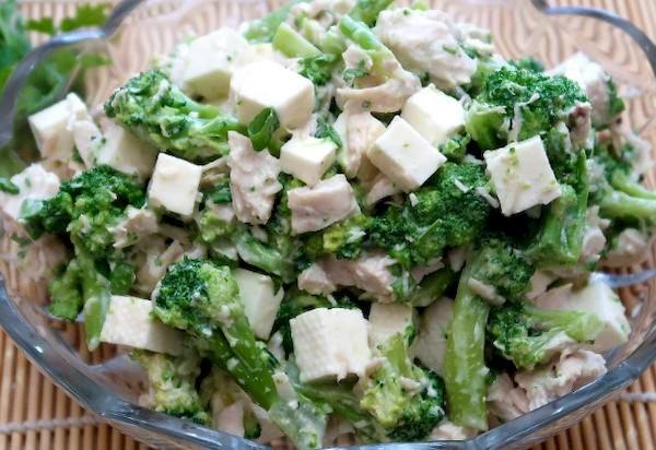 Salada de frango, brócolis e parmesão.