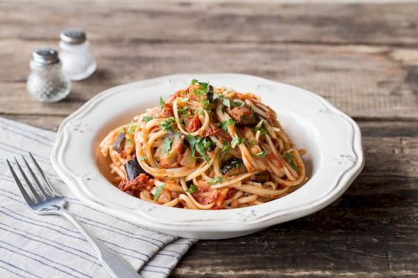 Spaghetti mit Hackfleisch, Tomaten und Auberginen